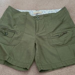 Natural Reflections Women's Shorts, Size 10.